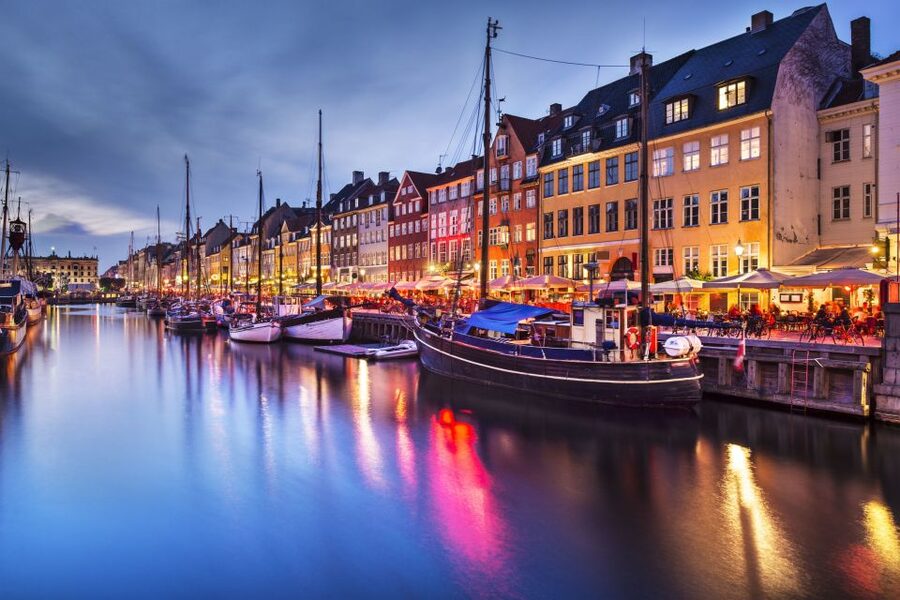 3-Hour Private Copenhagen Walking Tour - Amalienborg and Marmorkirken: wrap with royal square energy