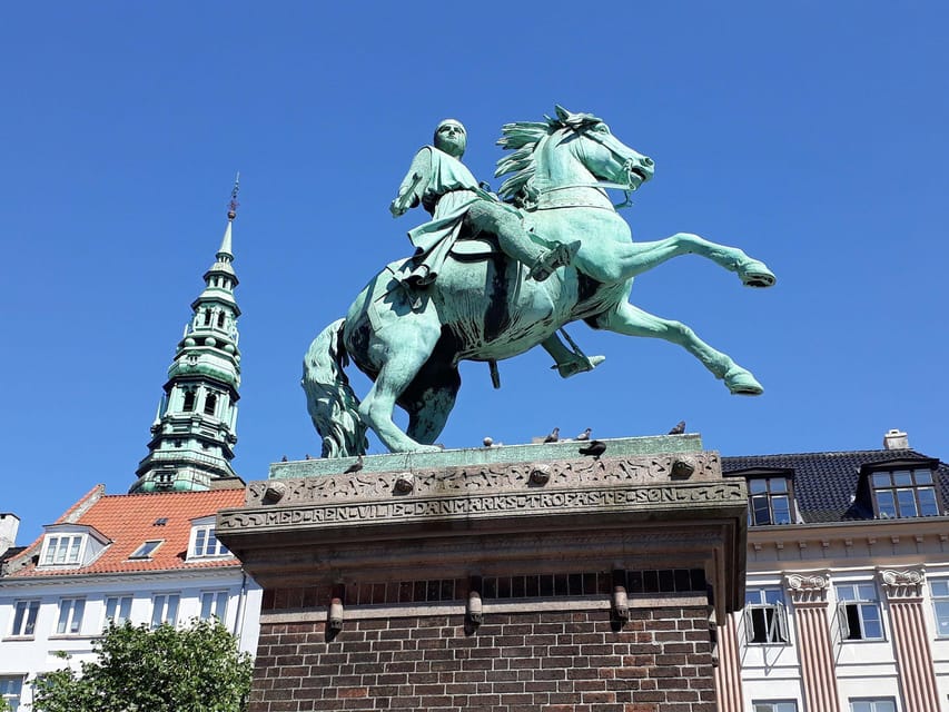 Copenhagen: 2,5-Hour 'Must See' Bike Tour with a Local Guide - Amalienborg and Gefion Fountain, royal Denmark without the museum fatigue