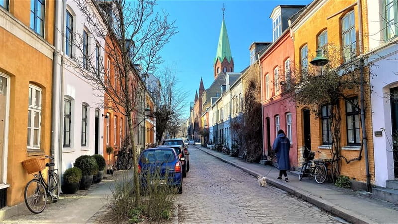 Copenhagen & Christiania : Guided Bike Tour in French - Bikes, helmets, and rentals: the “you bring it” reality