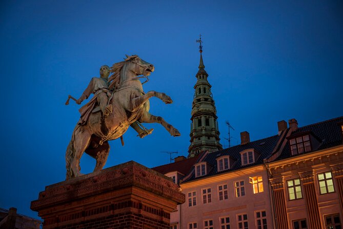 Copenhagen Photography Masterclass - Private Photography Lesson - Meeting at Nyhavn Drikkevandsfontæne, start where the reflections happen