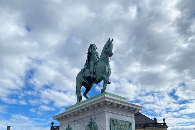 Copenhagen Self-Guided Murder Mystery Tour by Amalienborg Palace - The final push near Amalienborg Palace