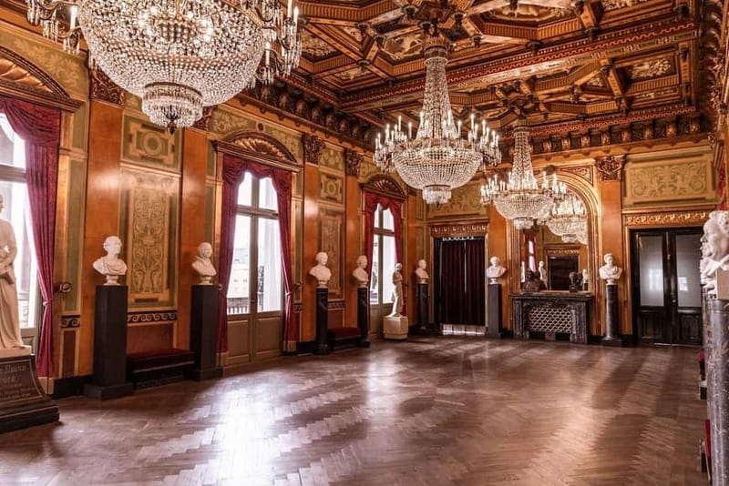 Copenhagen: The Royal Danish Theatre Guided Tour - Getting to the right doorway at Kgs. Nytorv