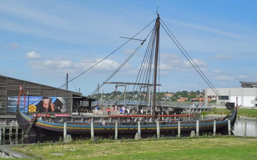 Copenhagen: Tour of Roskilde, the Viking city in Spanish with tickets - Timing and pacing: how a 4-hour tour avoids the tourist trap