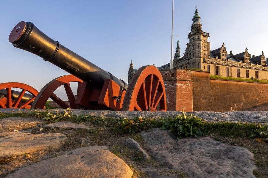 Kronborg Castle Entry Ticket - A suggested route: courtyard to grand rooms to darker corners