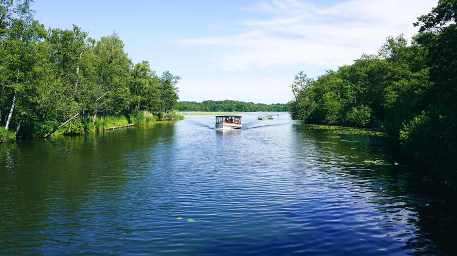 Lyngby & Bagsværd Lake: Baadfarten Boat Ride - Nybrovej: a straightforward lakeside pause