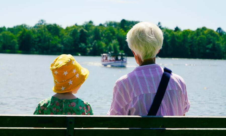Lyngby & Bagsværd Lake: Baadfarten Boat Ride - Frederiksdal Sinatur Hotel & Konference: a stop with a city edge
