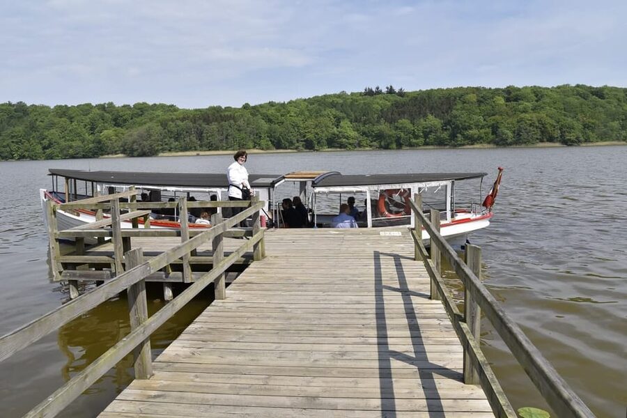 Lyngby & Bagsværd Lake: Baadfarten Boat Ride - Sophienholm: art exhibitions, concerts, and summer events by the water