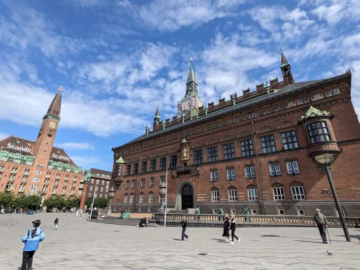 Stroll through the heart of Copenhagen - private guided tour in French - Town Hall and Radhuspladsen: modern city order in human scale